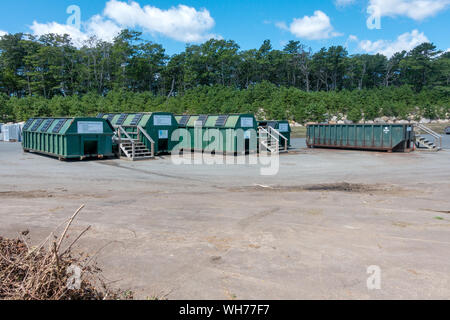 Flusso singolo centro di riciclaggio di contenitori per il vetro, la plastica e la carta a noi discarica a The Bourne integrato di gestione dei rifiuti solidi facility Foto Stock