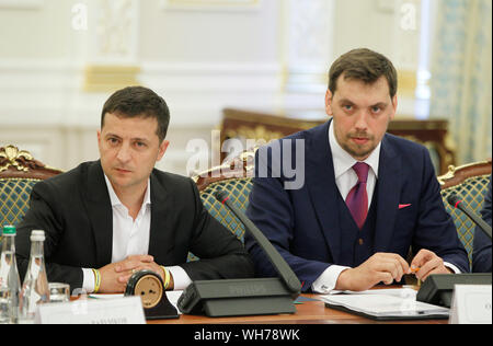 Kiev, Ucraina. 02Sep, 2019. Presidente dell'ucraina Volodymyr Zelensky (L) e il Primo Ministro Oleksiy Honcharuk (R) partecipare ad una riunione con la leadership del parlamento ucraino, il Consiglio dei Ministri e la legge presso l'ufficio presidenziale a Kiev. Credito: SOPA Immagini limitata/Alamy Live News Foto Stock