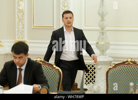 Kiev, Ucraina. 02Sep, 2019. Presidente dell'ucraina Volodymyr Zelensky (L) arriva durante la riunione con la leadership del parlamento ucraino, il Consiglio dei Ministri e la legge presso l'ufficio presidenziale a Kiev. Credito: SOPA Immagini limitata/Alamy Live News Foto Stock