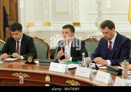 Kiev, Ucraina. 02Sep, 2019. Presidente dell'ucraina Volodymyr Zelensky (C) parla durante la riunione con la leadership del parlamento ucraino, il Consiglio dei Ministri e la legge presso l'ufficio presidenziale a Kiev. Credito: SOPA Immagini limitata/Alamy Live News Foto Stock