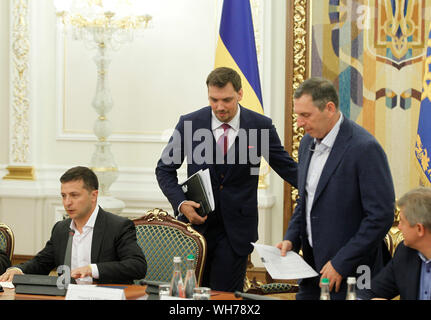 Kiev, Ucraina. 02Sep, 2019. Presidente dell'ucraina Volodymyr Zelensky (L) partecipa a una riunione con la leadership del parlamento ucraino, il Consiglio dei Ministri e la legge presso l'ufficio presidenziale a Kiev. Credito: SOPA Immagini limitata/Alamy Live News Foto Stock