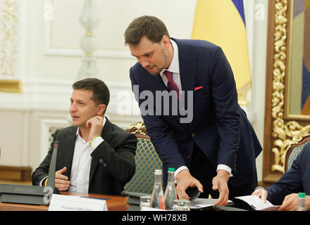 Kiev, Ucraina. 02Sep, 2019. Presidente dell'ucraina Volodymyr Zelensky (L) partecipa a una riunione con la leadership del parlamento ucraino, il Consiglio dei Ministri e la legge presso l'ufficio presidenziale a Kiev. Credito: SOPA Immagini limitata/Alamy Live News Foto Stock