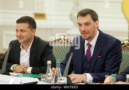 Kiev, Ucraina. 02Sep, 2019. Il primo ministro Oleksiy Honcharuk (R) parla durante la riunione con la leadership del parlamento ucraino, il Consiglio dei Ministri e la legge presso l'ufficio presidenziale a Kiev. Credito: SOPA Immagini limitata/Alamy Live News Foto Stock