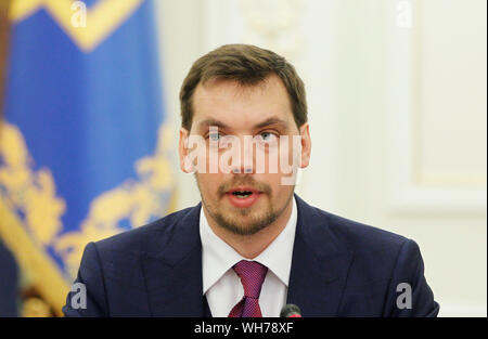 Kiev, Ucraina. 02Sep, 2019. Il primo ministro Oleksiy Honcharuk (R) parla durante la riunione con la leadership del parlamento ucraino, il Consiglio dei Ministri e la legge presso l'ufficio presidenziale a Kiev. Credito: SOPA Immagini limitata/Alamy Live News Foto Stock