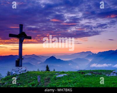 Ahornbuchsenkopf con vertice di croce, vista al tramonto sul panorama alpino, gruppo Osterhorn, Dachstein e Tennen montagne, Golling, Salzburger Land Foto Stock