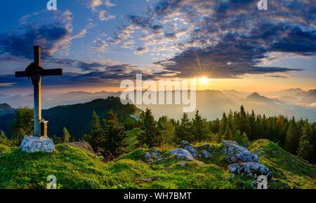 Ahornbuchsenkopf con vertice di croce, vista al tramonto sul panorama alpino, gruppo Osterhorn, Dachstein e Tennen montagne, Golling, Salzburger Land Foto Stock