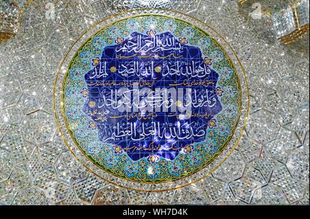 Atrio decorato con specchi e Corano Surah, Emamzadeh Zeyd Mausoleo, Teheran, Iran Foto Stock