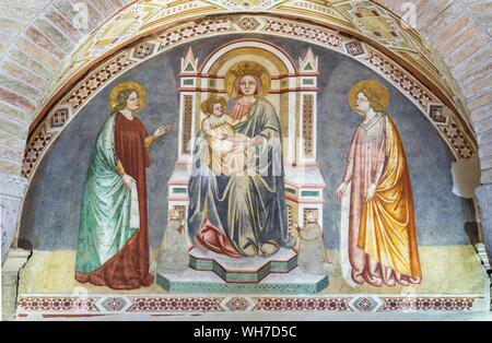 Ritratto di affresco della Madonna, Maria con Gesù Bambino e Santi, affresco trecentesco, Chiesa di Santa Sofia, Padova, Veneto, Italia Foto Stock