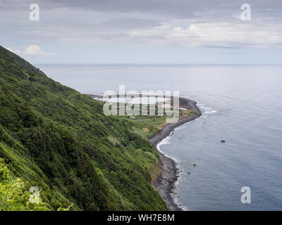 Vista di Faja da Caldeira de Santo Cristo, un lago naturale dell'isola di Sao Jorge, Azzorre, Portogallo Foto Stock