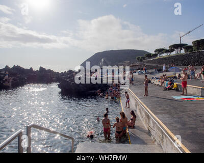 Poca das Frades, un oceano naturale piscina in Velas, Sao Jorge Island, Azzorre Foto Stock