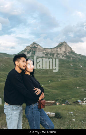 Giovane bella giovane abbracci sullo sfondo di un paesaggio di montagna in Montenegro. Foto Stock