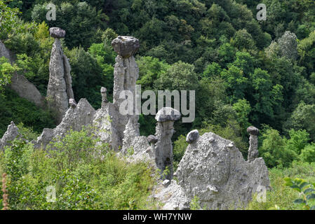 Monumento rocce (Chalk Piramidi) della zona a Lago d'Iseo in Italia Foto Stock