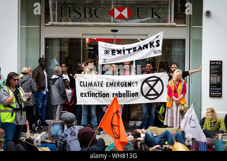 Manchester, Regno Unito. 02 Settembre, 2019. La ribellione del nord che è parte della ribellione di estinzione ha organizzato una giornata di protesta al di fuori di luoghi chiave che includeva la Barclays Bank, HSBC Bank e Primark. Le proteste avviato tre giorni precedenti nel perseguimento di una pacifica azione per creare i cambiamenti necessari per superare il cambiamento climatico. Andy Barton/Alamy Live News Foto Stock