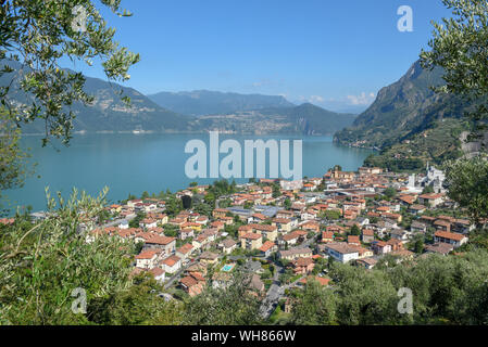 Il villaggio di Marone sul lago d'Iseo in Italia Foto Stock