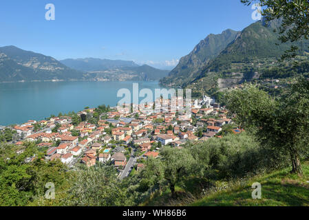 Il villaggio di Marone sul lago d'Iseo in Italia Foto Stock