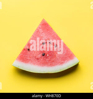 Anguria a fette su sfondo giallo. Lay piatto. Concetto di cibo. Immagine quadrata. Foto Stock