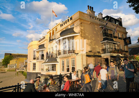 Per coloro che godono di bevande a Trafalgar Tavern pub di Greenwich in una serata estiva, London, England, Regno Unito Foto Stock