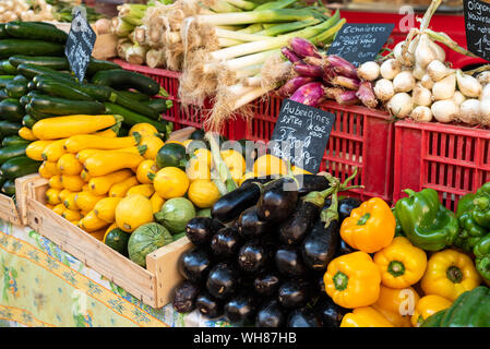 Verdure fresche sul mercato alimentare di strada ad Aix-en-Provence, Francia Foto Stock