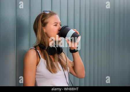 Giovane donna di bere il caffè per andare Foto Stock