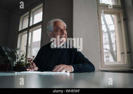 Senior uomo utilizzando tablet a casa Foto Stock