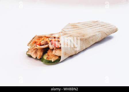 Shawarma isolato con un'ombra. Oriental cibo fatto da carne di pollo, pomodori e cetrioli in pane pita. Foto Stock