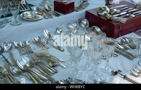 Mercato delle pulci con utenil d'argento in Provenza, Francia Foto Stock