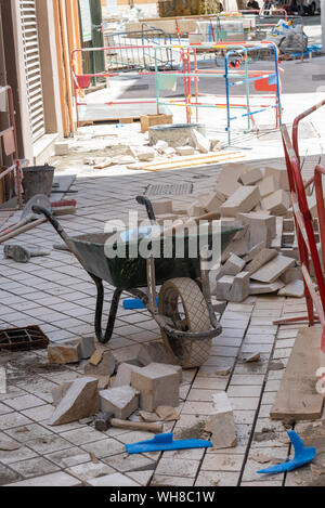 Lavori di ristrutturazione della strada, lavori di riparazione del marciapiede in pietra Foto Stock