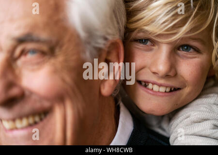 Chiudere-upof felice NIPOTE nonno avvolgente Foto Stock