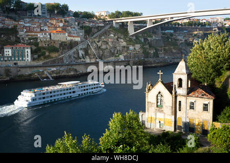 Vista da Gaia al fiume Douro con la nave di crociera, Porto, Portogallo Foto Stock