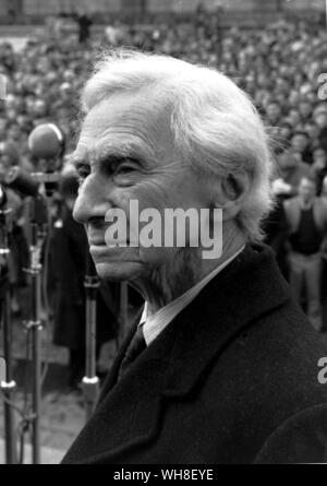 Signore Bertrand Arthur William Russell (1872-1970) che parla dal basamento della Colonna di Nelson, British filosofo e matematico, e vincitore del Premio Nobel per la letteratura nel 1950. Foto Stock