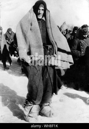 A catturato soldato tedesco attutito fino in coperte nel tentativo di mantenere caldo il bitter inverno russo. La II Guerra Mondiale, 1939-1945. Foto Stock