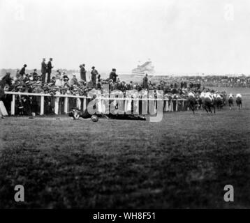 Voti per le donne, suffragette protesta a 1913 Epsom Derby.. Come i cavalli spazzato round Tattenham Corner Little avviso era stato preso di Emily Wilding Davison (1872-1913), nei colori delle suffragette, che hanno sfrecciato sotto le rotaie a frizione in mano le redini del re cavallo, facendolo cadere e lei stessa a morire. 9 Giugno 1913 Foto Stock