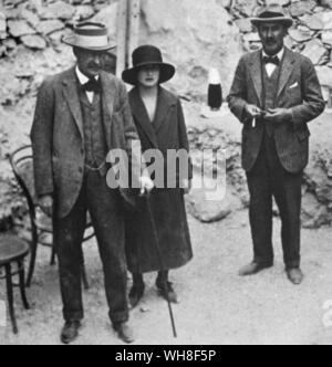 Lord Carnarvon, Lady Evelyn Herbert e signor Howard Carter. I tesori di Tutankhamon, il catalogo della mostra da MI E S Edwards, pagina 26. Foto Stock