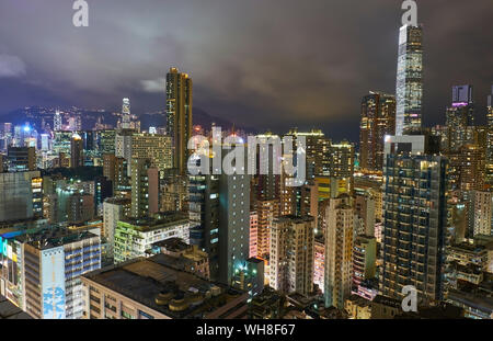 Vista della città di sera, Kowloon, Hong Kong, Cina Foto Stock