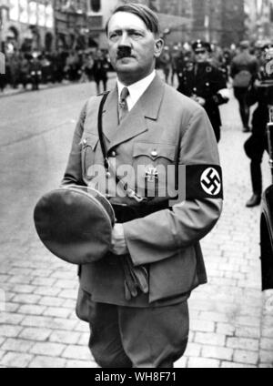Adolf Hitler (1889-1945) al Reich il partito di giorno a Nurenberg. Sullo sfondo sono due delle sue guardie del corpo SS 1934. Foto Stock