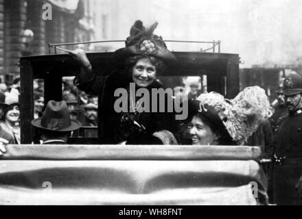 La signora Pankhurst 1858-1928 con l' onorevole Michael Foot, 1912. Il Edwardians da J B Priestley, riferimento 17425.. . Onorevole Emmeline Pankhurst (nato Goulden) (1858-1928), inglese suffragette. Fondatore delle donne del sociale e l'Unione politica 1903. Ha aderito al Partito Conservatore nel 1926. Foto Stock