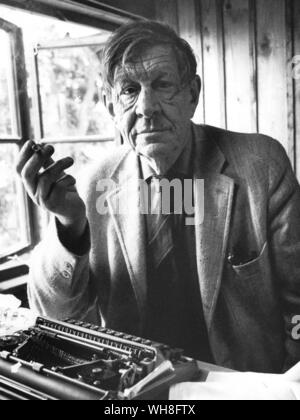 W H Auden. Wystan Hugh Auden (1907-1973) fu un poeta inglese e critico, ampiamente considerato tra i più influenti e importanti scrittori del XX secolo. Ha trascorso la prima parte della sua vita nel Regno Unito, ma emigrato negli Stati Uniti nel 1939, diventando un cittadino degli Stati Uniti in 1946.. . Foto Stock