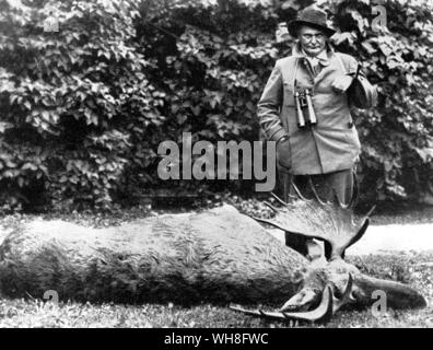 Hermann Goering come un cacciatore, accanto ad un grande cervo che egli ha cacciato e ucciso. Hermann Wilhelm Göring (anche Goering in inglese) (1893-1946) è stato uno dei primi membri del partito nazista, Comandante della Luftwaffe, e uno dei principali leader della Germania nazista. . . . Foto Stock
