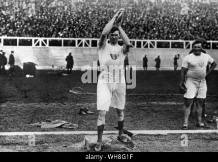 Giochi Olimpici di Londra 1908. Martin Sheridan (Stati Uniti) vincitore del Discus, in stile greco. I Giochi Olimpici di pagina 72. Foto Stock