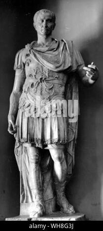 Statua di Gaio Giulio Cesare, dominatore romano (100 BC-44 BC), il generale e statista, che è stato assassinato da un gruppo di nobili di la casa del Senato sull'idi di marzo. Foto Stock