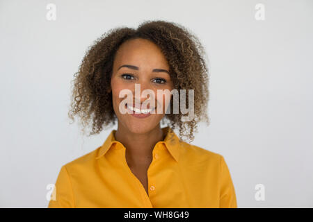 Ritratto di sorridente giovane donna indossa maglietta gialla Foto Stock