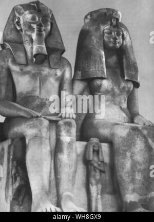 Colossi che rappresentano Tiye e Amenofi III dal royal tempio funerario ad ovest di Tebe. Amenophis III era un faraone egiziano del XVIII dinastia. Secondo diversi autori governò ca. (1405 BC-1367 BC), o (1391 BC-1353 BC), a seguito del suo padre Thutmosi IV Con il suo capo la regina Tiye, generò Akhenaton, succeduto a lui sul trono. Tutankhamon da Christiane Desroches Noblecourt, pagina 102. Foto Stock