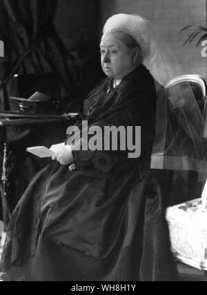 La regina Vittoria d'Inghilterra (1819-1901) a Osbourne 1897 . . . . Foto Stock