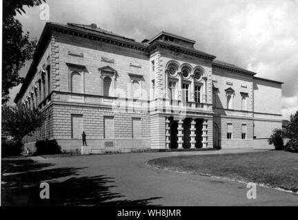 Galleria Nazionale dell'Irlanda con la statua di George Bernard Shaw da Paolo Troubetskoy in piedi al di fuori Foto Stock