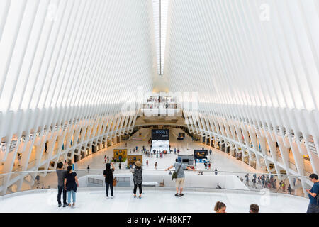 Occhio di New York, vista interna dell'occhio shopping mall in Lower Manhattan, progettato da Santaigo Calatrava, New York City, Stati Uniti d'America Foto Stock
