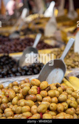 Olive fresche in ciotola con cucchiai in vendita presso a. Stall mercato di strada in Provenza Francia Foto Stock