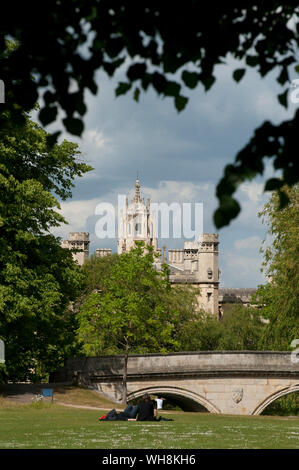 Gli studenti seduti vicino al fiume Cam dietro King's College di Cambridge, Inghilterra. Foto Stock