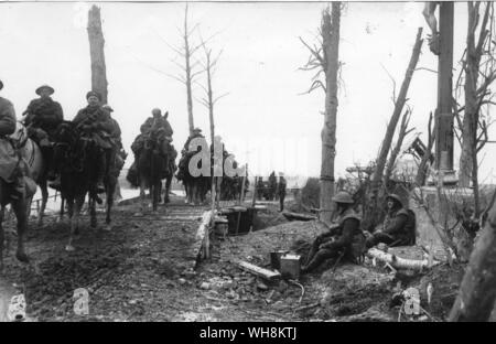 British cavalry attraversando un ponte provvisorio su somme, vicino a Brie Maggio 1917 Foto Stock