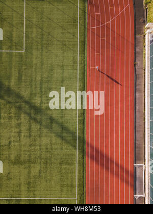 Vista aerea del campo di calcio e pista, Tikhvin, Russia Foto Stock