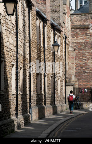 Lanterne sul lato di un edificio storico nel centro della città di Cambridge, Inghilterra. Foto Stock